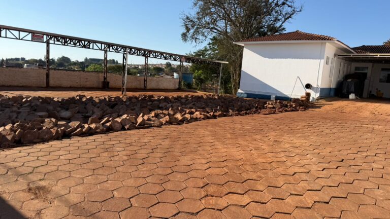 Prefeitura de Timburi inicia recuperação do pátio da garagem do Centro de Saúde