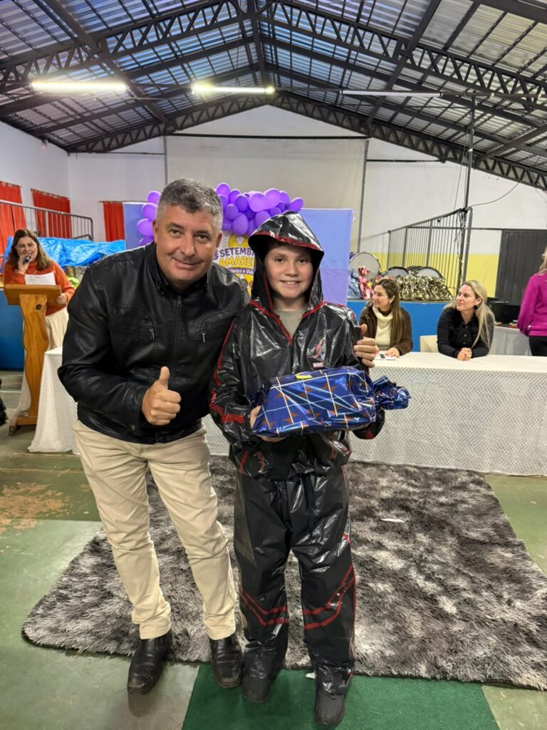 Escola Iracema realiza desfile de moda com materiais recicláveis